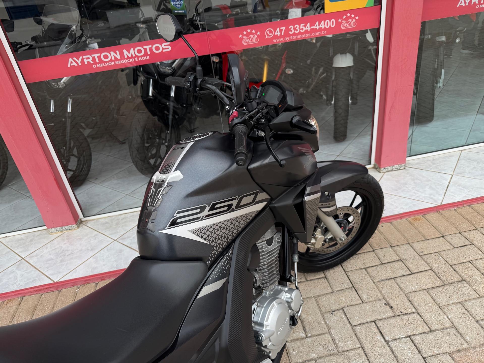 Foto numero 4 do veiculo Honda CB 250F Twister ABS - Cinza - 2022/2022