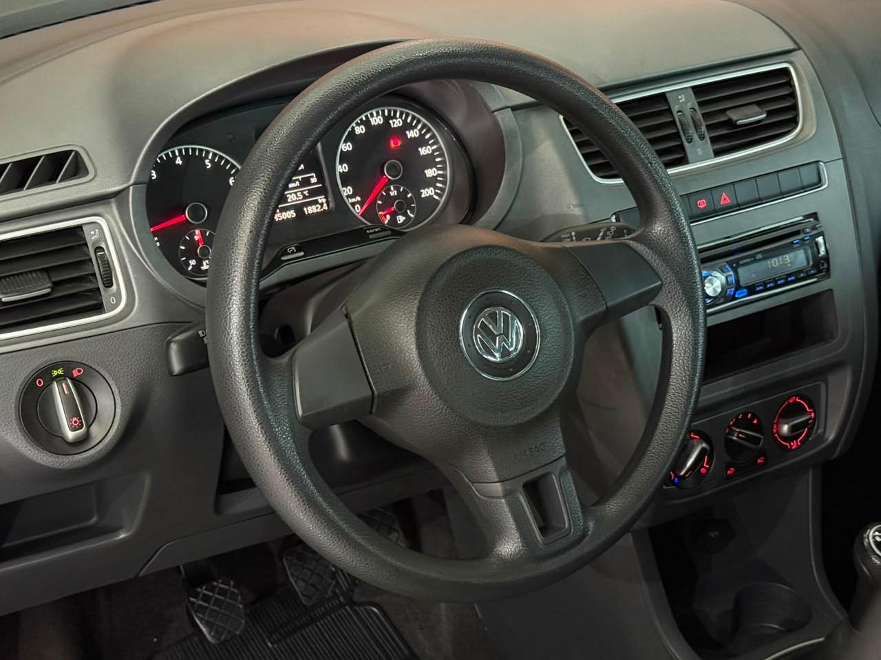 Foto numero 4 do veiculo Volkswagen Fox BLUEMOTION 1.0 Mi Total Flex 12V 5p - Preta - 2014/2014