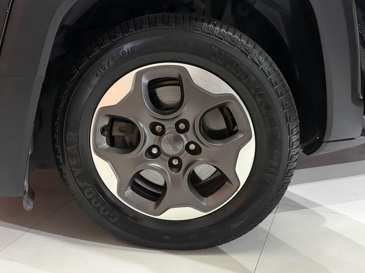 Foto numero 16 do veiculo Jeep Renegade Sport 1.8 4x2 Flex 16V Aut. - Preta - 2015/2016