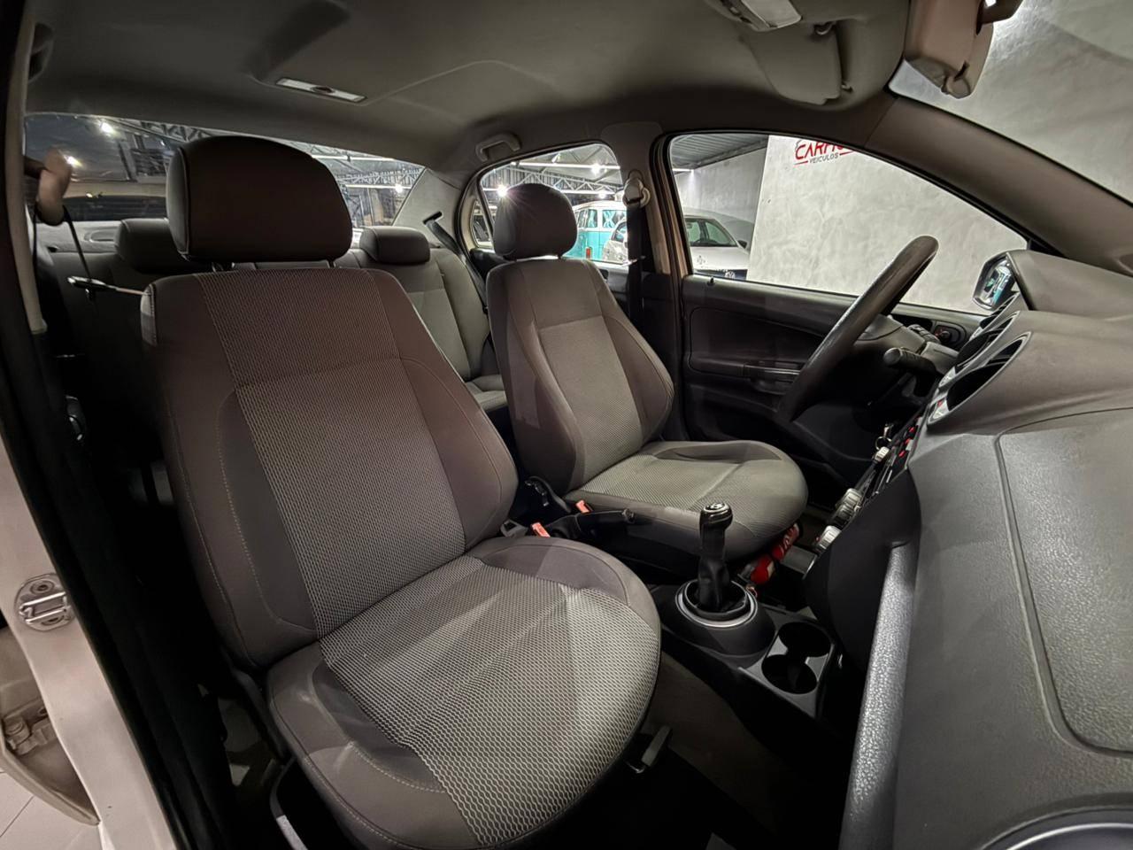 Foto numero 14 do veiculo Volkswagen Voyage COMF/Highli. 1.6 T.Flex 8V 4p  - Branca - 2011/2012
