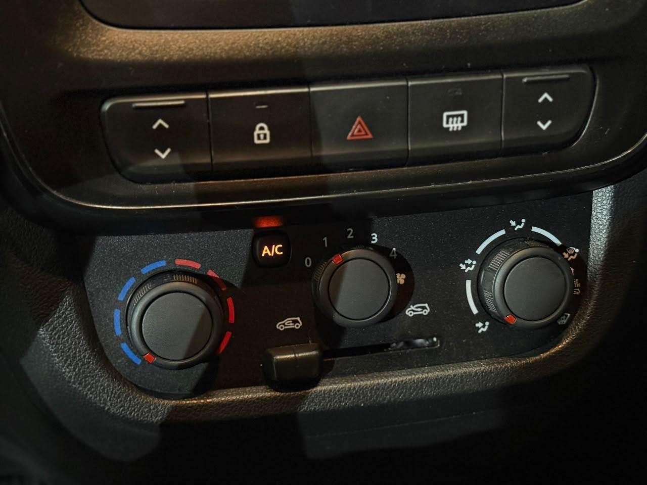 Foto numero 7 do veiculo Renault Kwid Zen 1.0 Flex 12V 5p Mec.  - Prata - 2024/2025