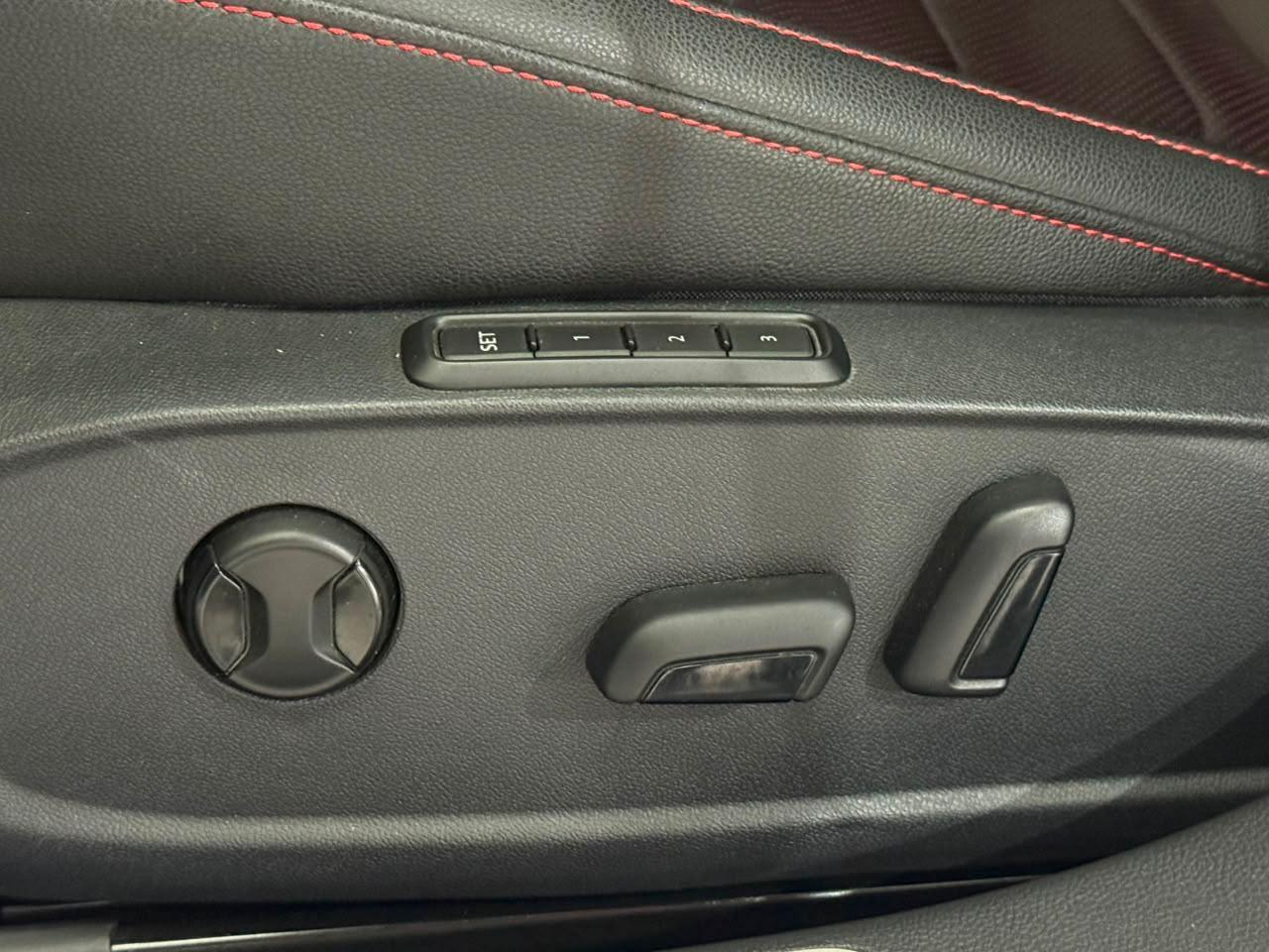 Foto numero 12 do veiculo Volkswagen Jetta /VW  GLI - Branca - 2023/2023