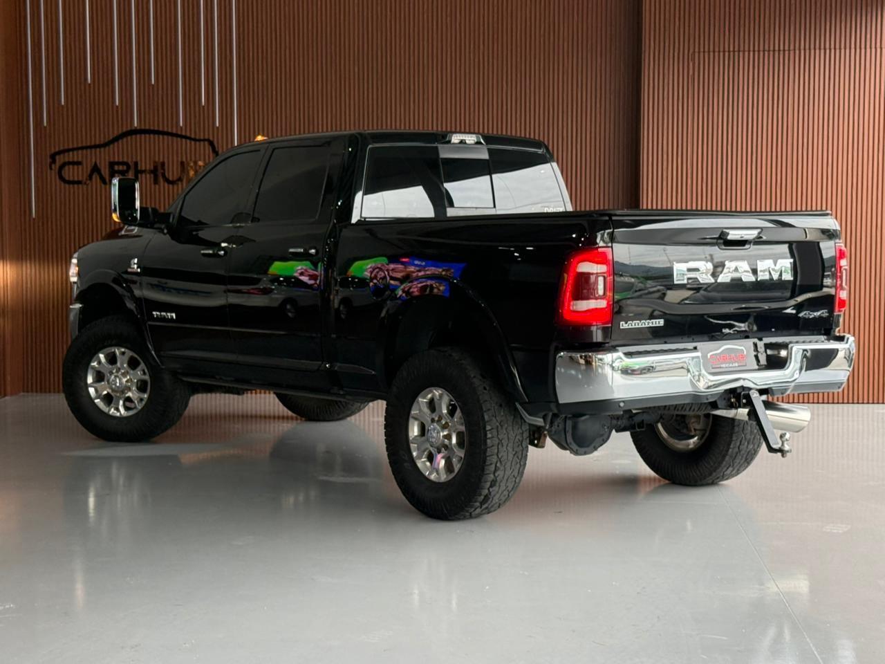 Foto numero 2 do veiculo Ram 3500 LARAMIE 6.7 TB CD 4x4 Diesel  - Preta - 2022/2022