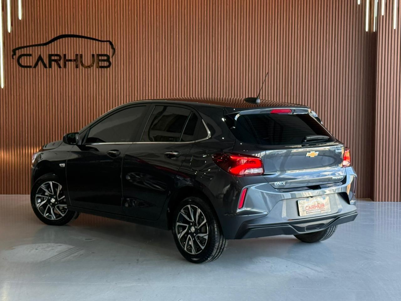 Foto numero 2 do veiculo Chevrolet Onix HEV/ 10TAT PR2 - Cinza - 2025/2026