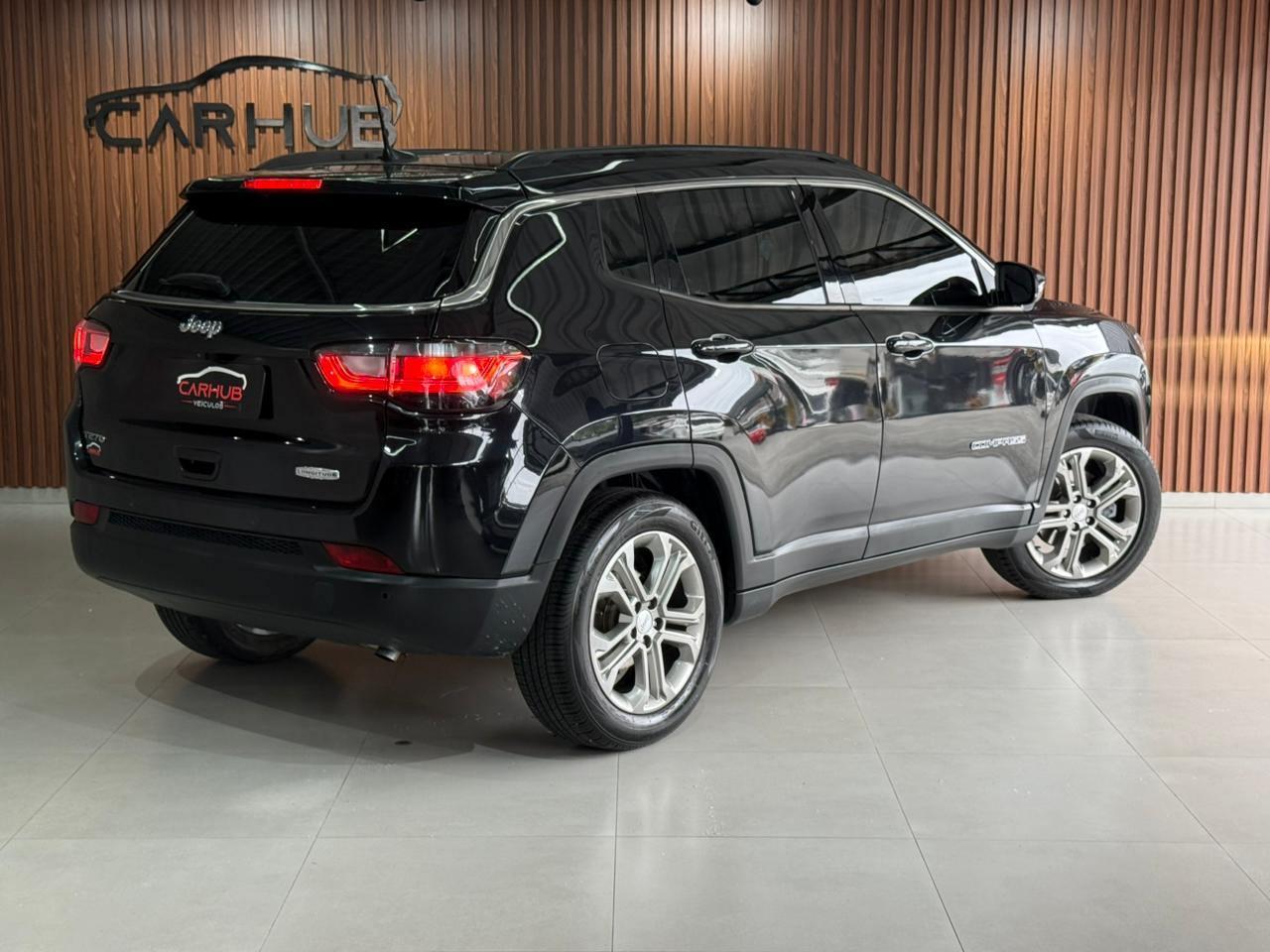 Foto numero 3 do veiculo Jeep Compass LONG TF - Preta - 2022/2023