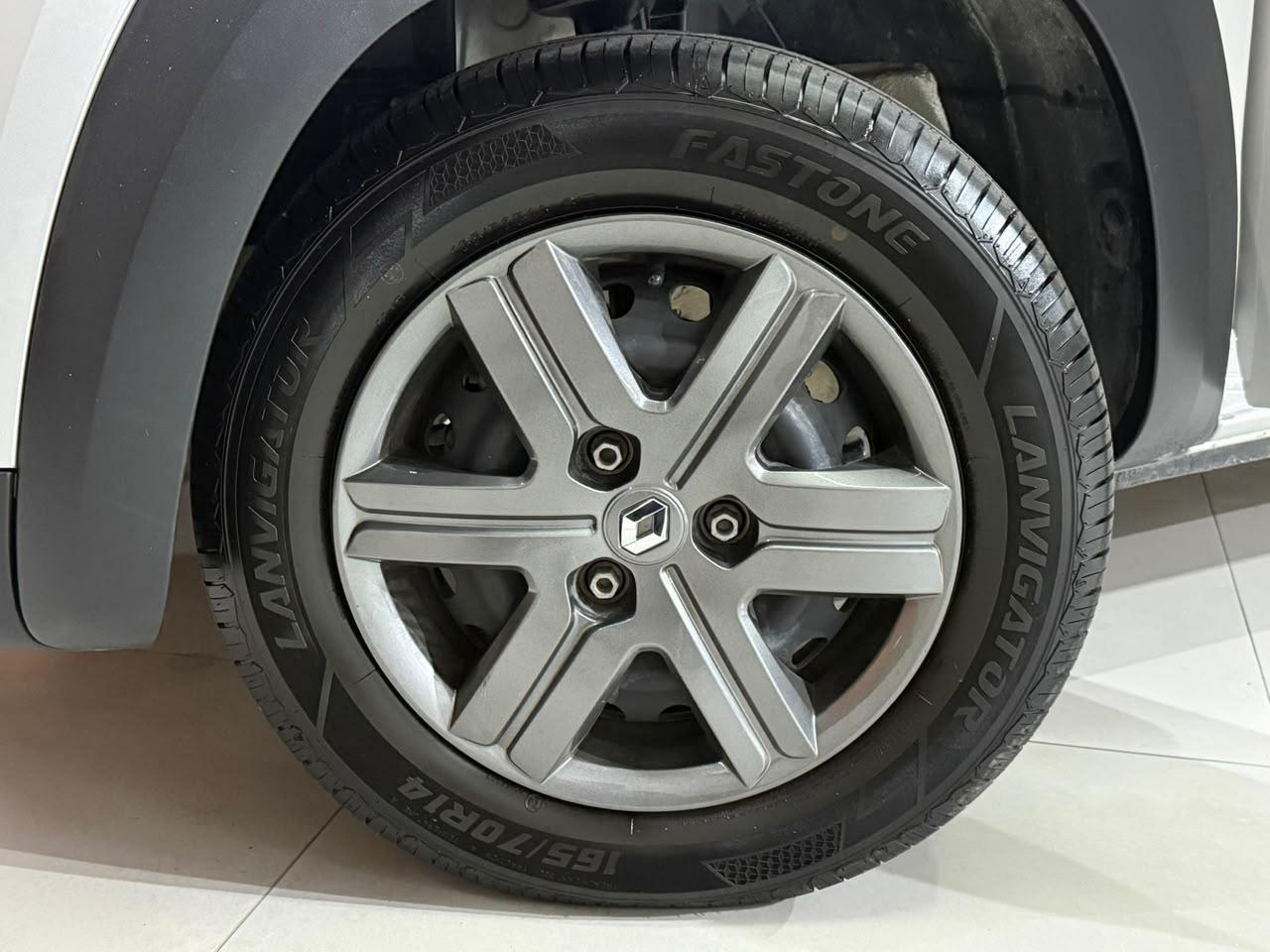 Foto numero 15 do veiculo Renault Kwid Zen 1.0 Flex 12V 5p Mec.  - Prata - 2024/2025