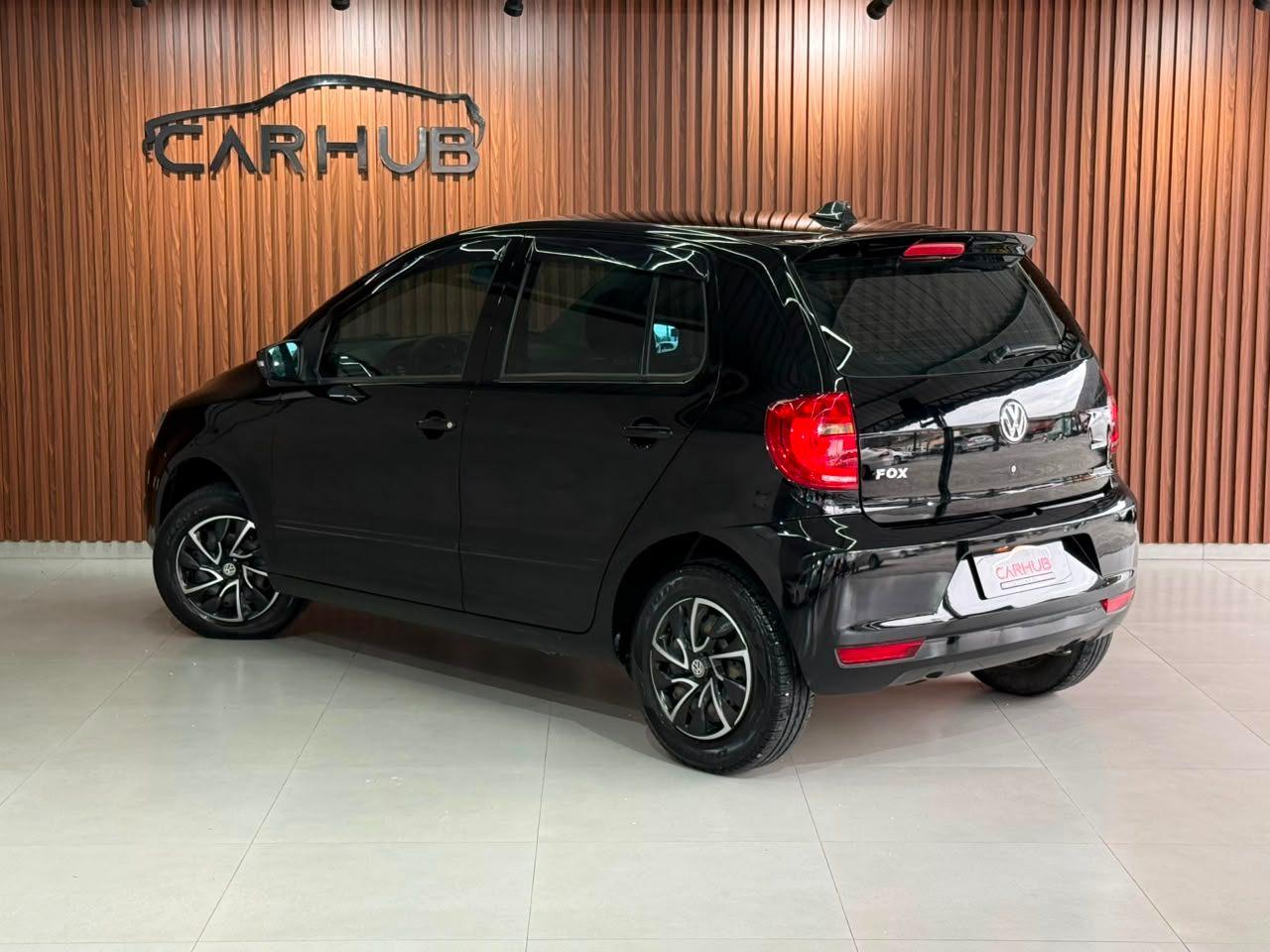 Foto numero 2 do veiculo Volkswagen Fox BLUEMOTION 1.0 Mi Total Flex 12V 5p - Preta - 2014/2014