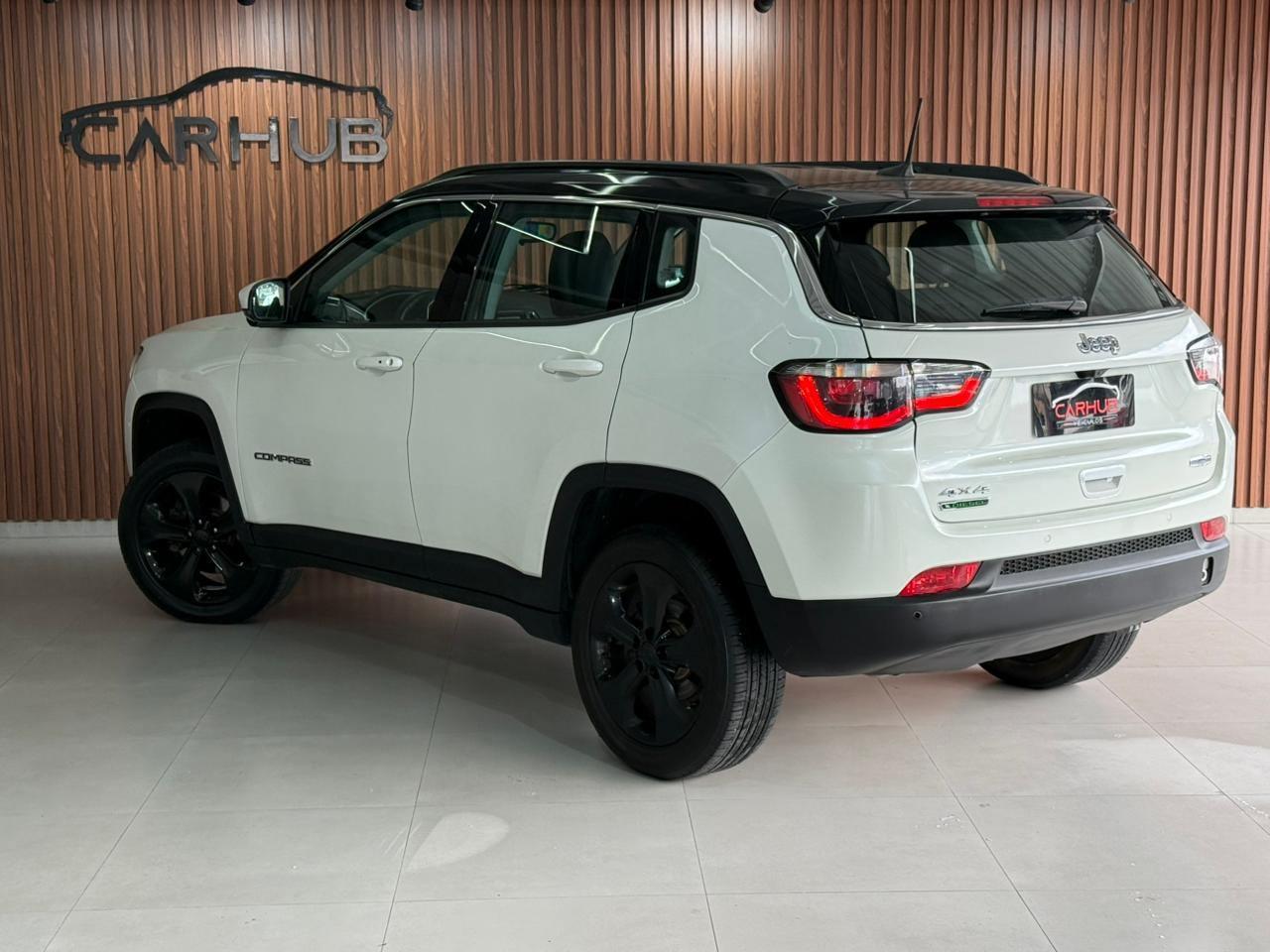 Foto numero 2 do veiculo Jeep Compass LONGITUDE 2.0 4x4 Dies. 16V Aut.  - Branca - 2017/2017