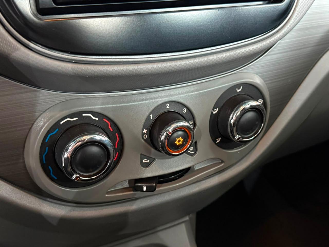 Foto numero 7 do veiculo Fiat Palio ATTRACTIV 1.0 - Vermelha - 2014/2015
