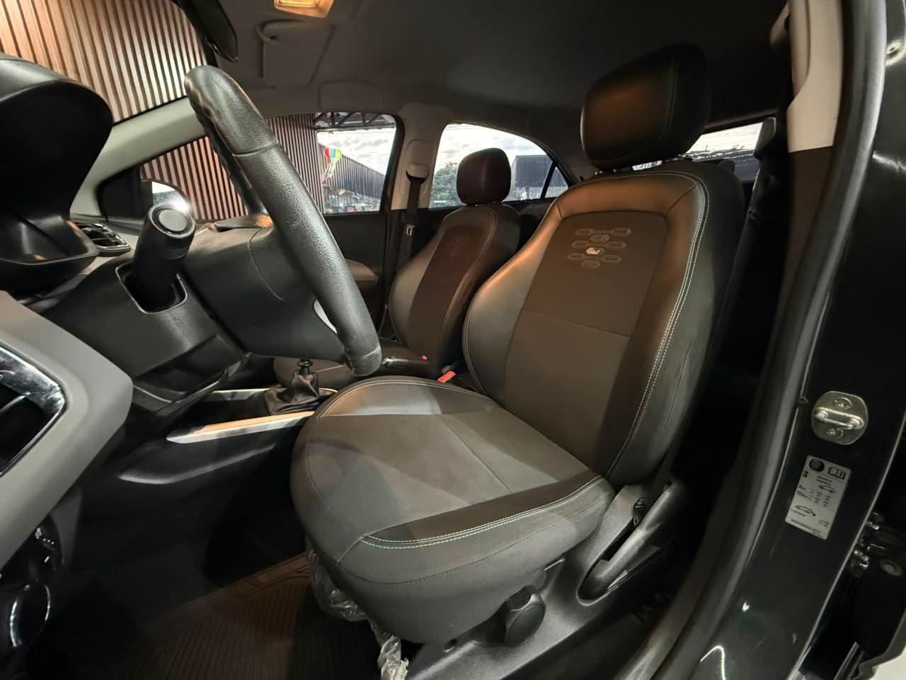 Foto numero 12 do veiculo Chevrolet Onix HATCH LT 1.4 8V FlexPower 5p Mec.  - Cinza - 2019/2019