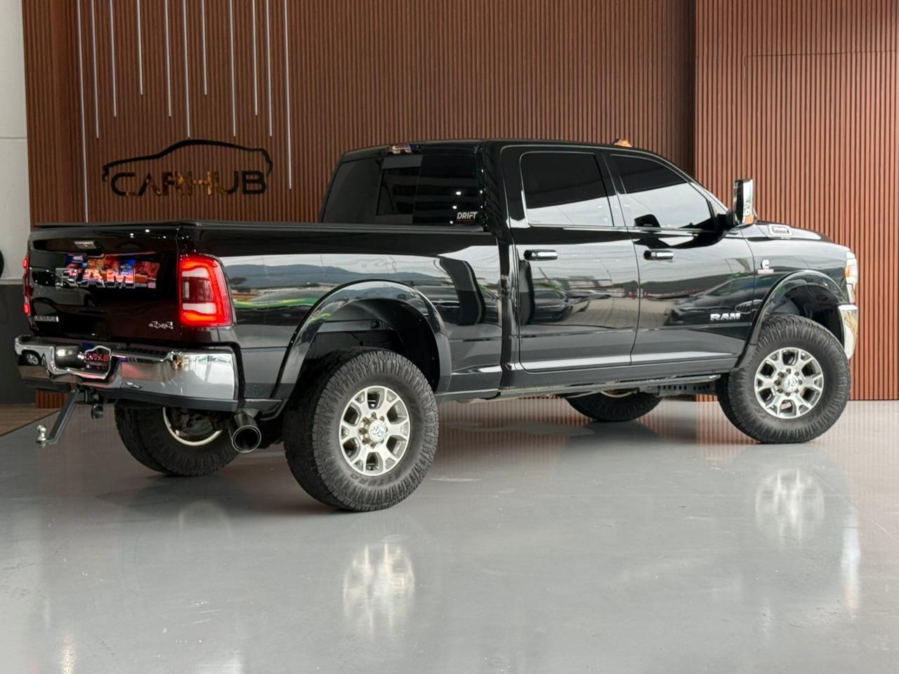 Foto numero 3 do veiculo Ram 3500 LARAMIE 6.7 TB CD 4x4 Diesel  - Preta - 2022/2022