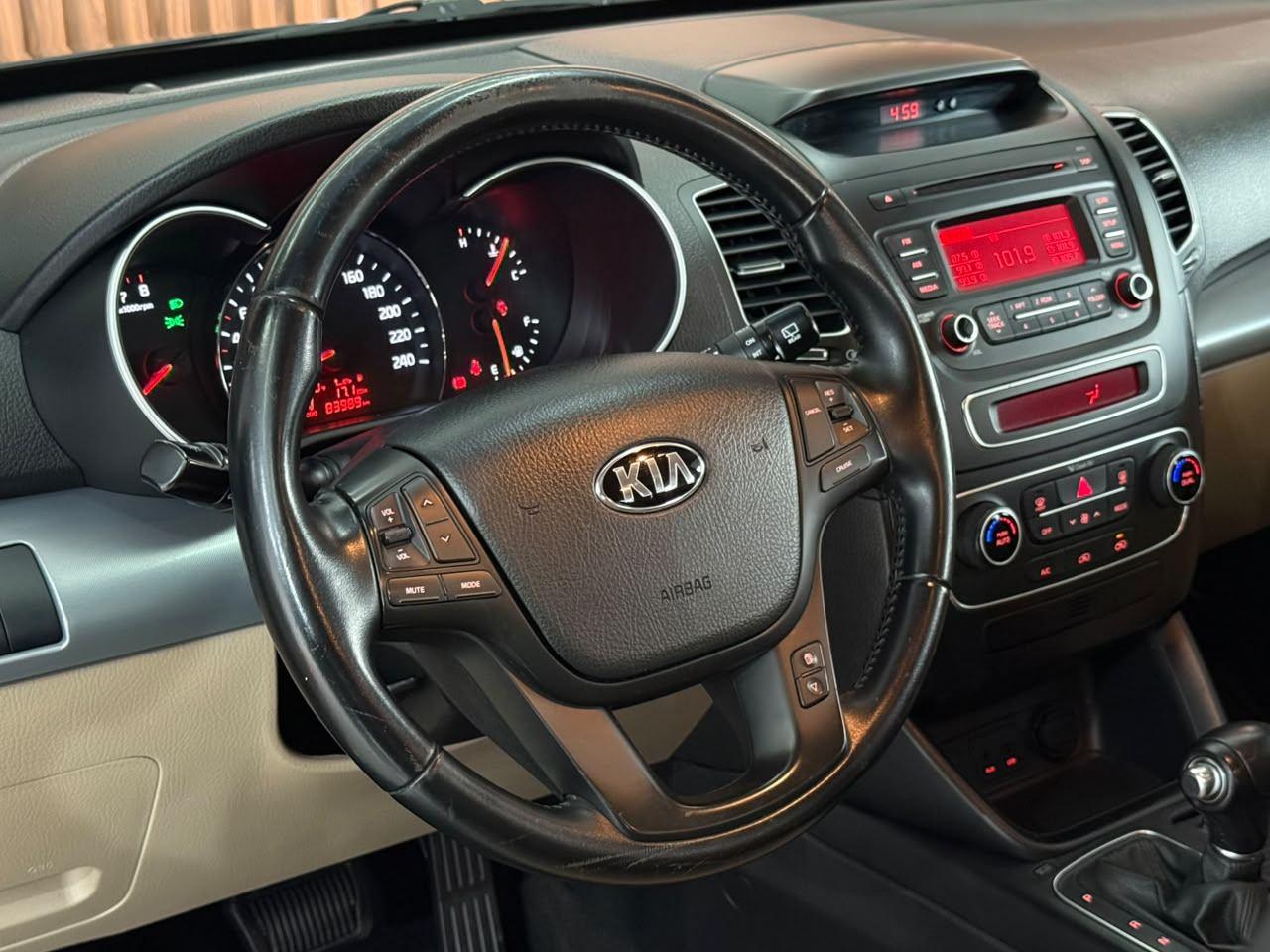 Foto numero 4 do veiculo Kia Motors Sorento 2.4 16V 4x2 Aut.  - Preta - 2014/2015