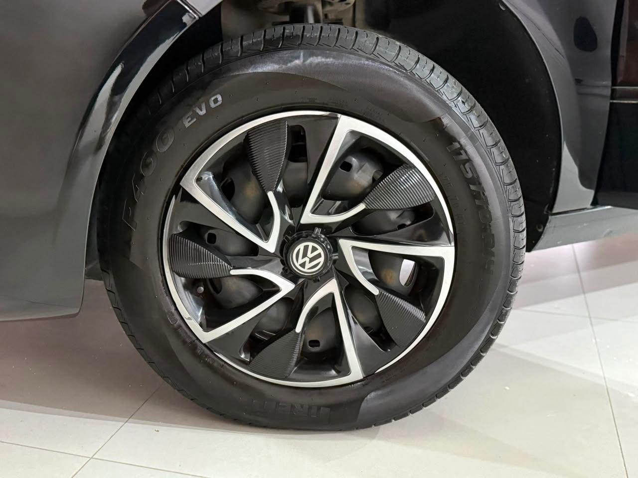 Foto numero 12 do veiculo Volkswagen Fox BLUEMOTION 1.0 Mi Total Flex 12V 5p - Preta - 2014/2014