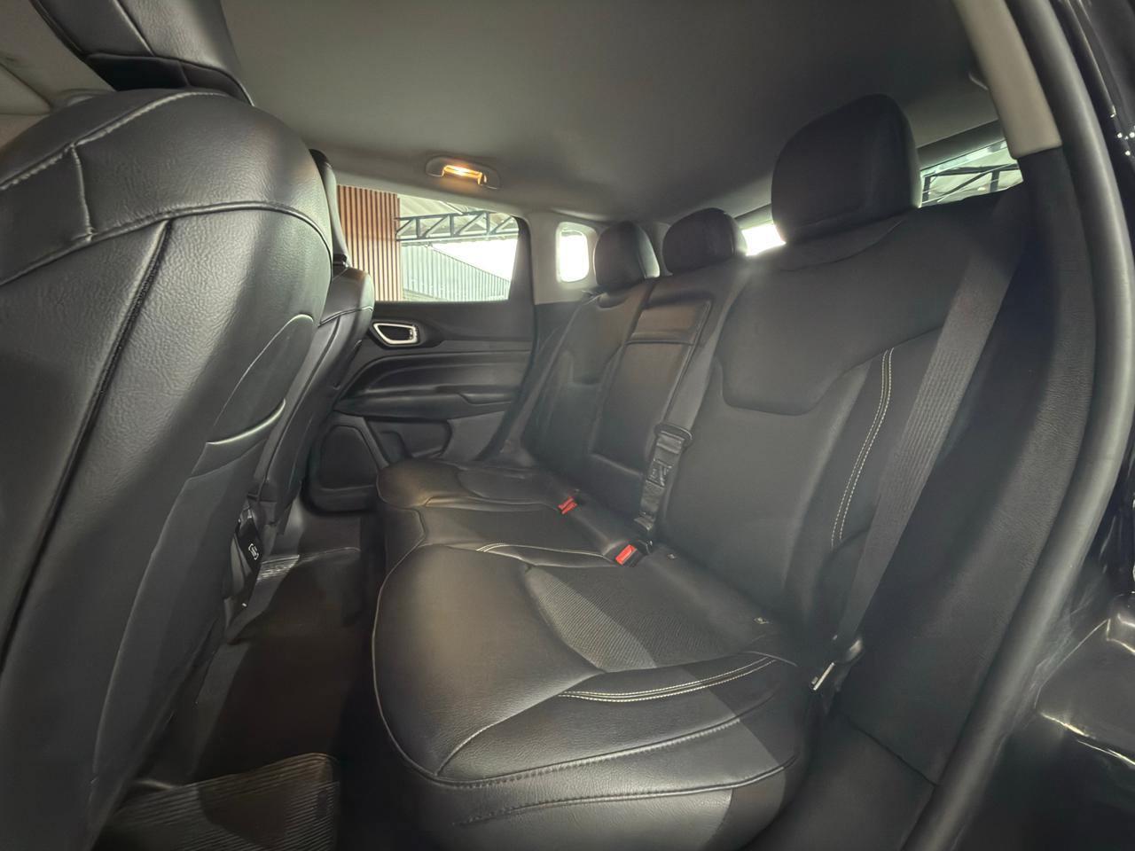 Foto numero 11 do veiculo Jeep Compass LONG TF - Preta - 2022/2023