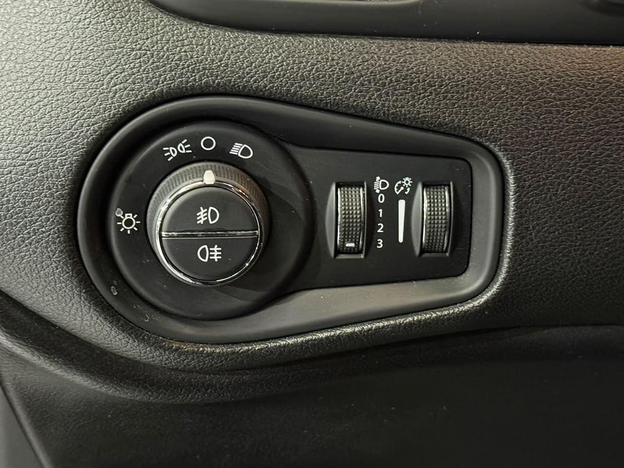 Foto numero 9 do veiculo Jeep Renegade Sport 1.8 4x2 Flex 16V Aut. - Preta - 2015/2016