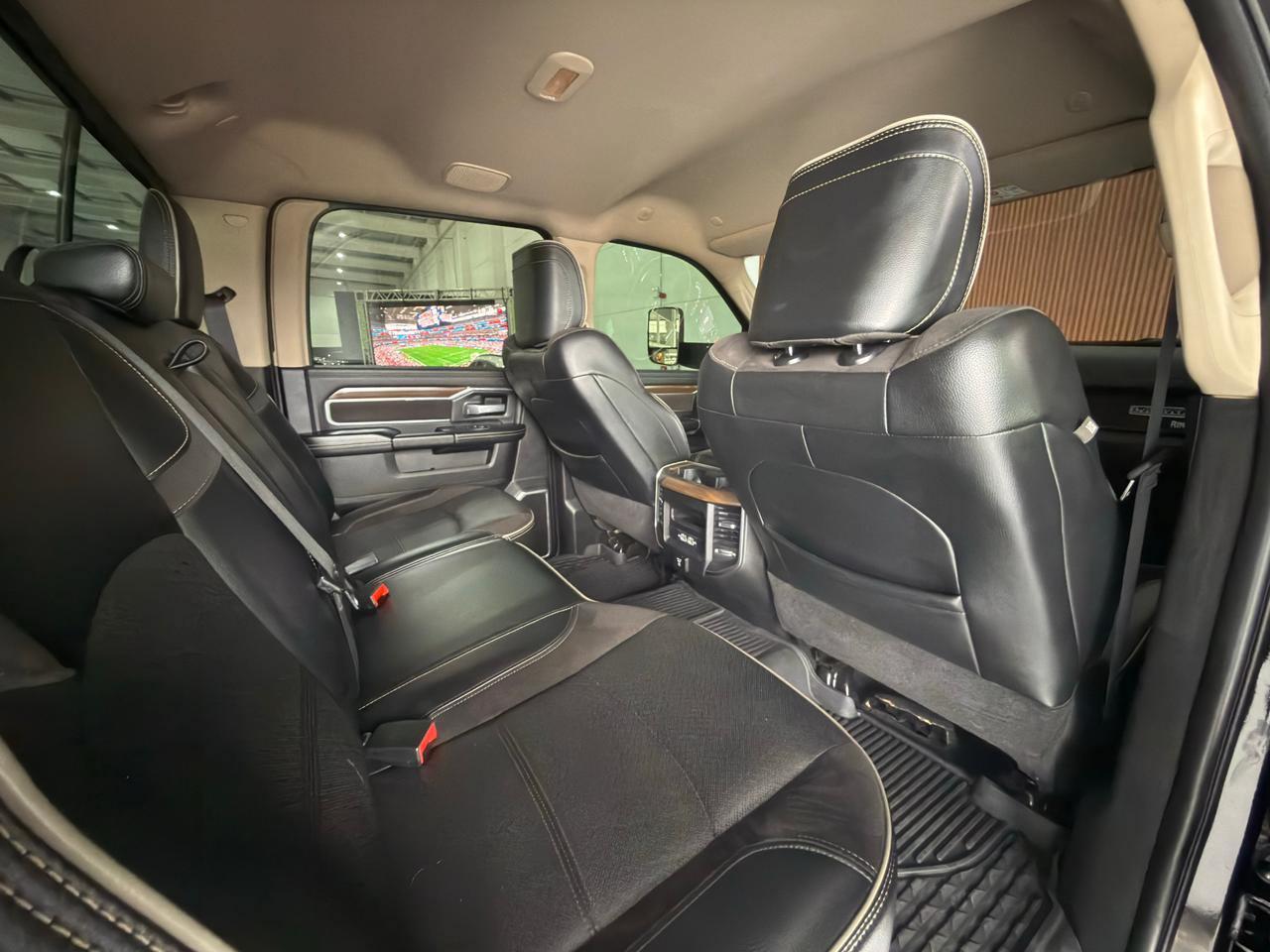 Foto numero 12 do veiculo Ram 3500 LARAMIE 6.7 TB CD 4x4 Diesel  - Preta - 2022/2022