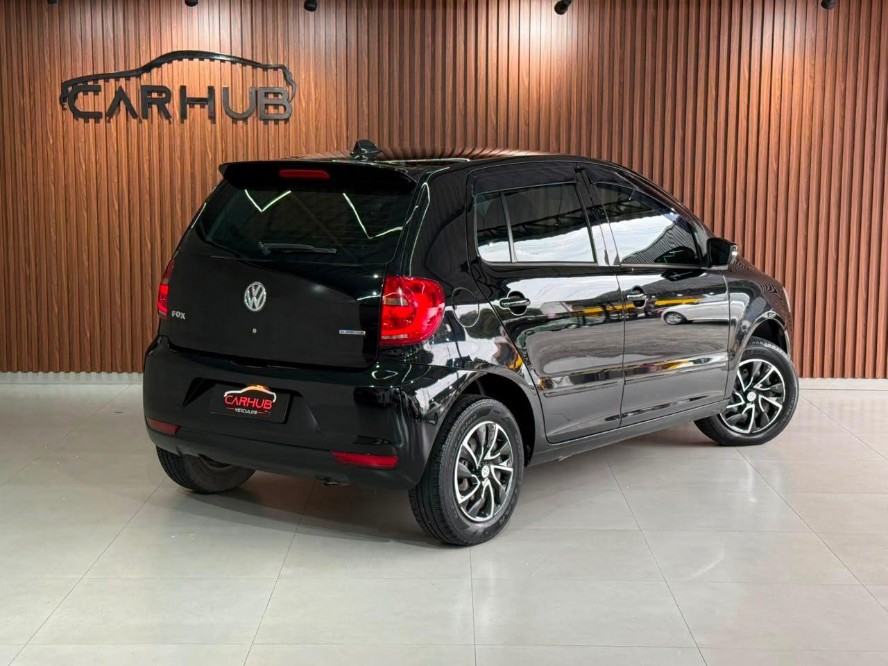 Foto numero 3 do veiculo Volkswagen Fox BLUEMOTION 1.0 Mi Total Flex 12V 5p - Preta - 2014/2014