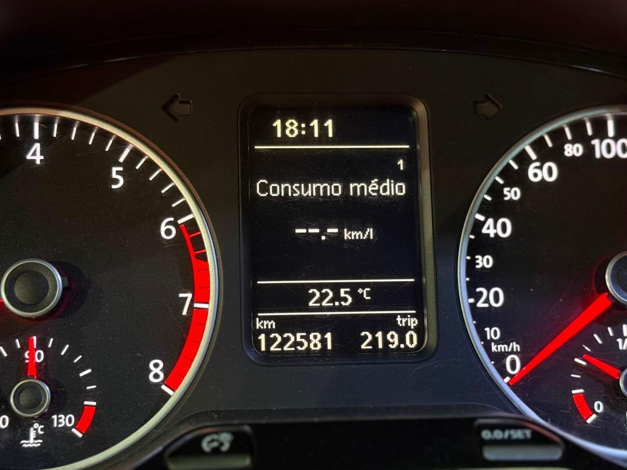 Foto numero 5 do veiculo Volkswagen Fox Trendline 1.0 Flex 8V 5p - Vermelha - 2015/2015