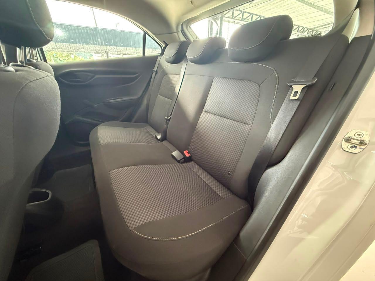 Foto numero 12 do veiculo Chevrolet Onix JOY Hatch 1.0 8V Flex 5p Mec.  - Branca - 2019/2020