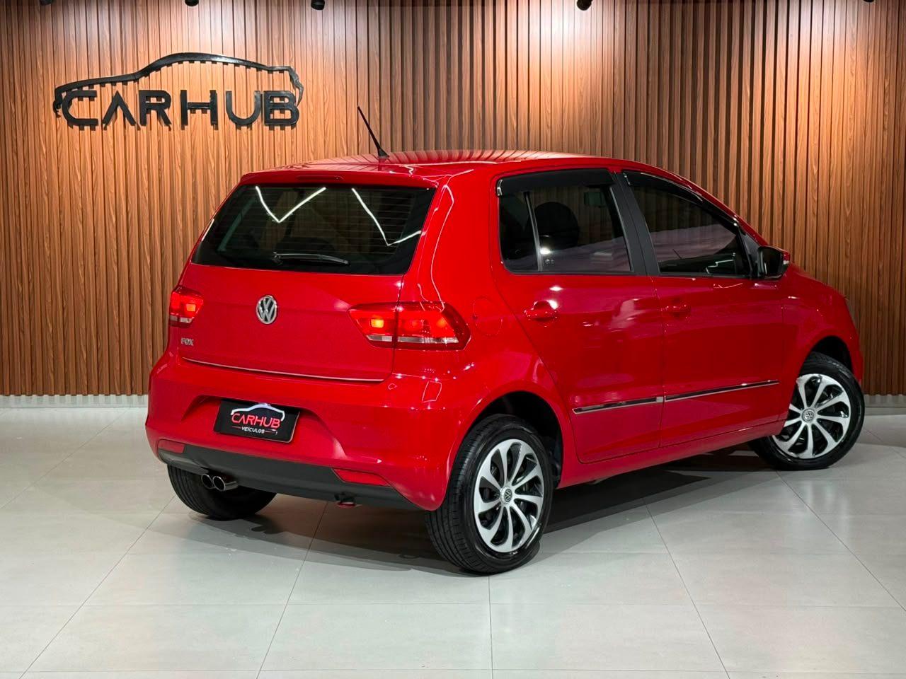 Foto numero 3 do veiculo Volkswagen Fox Trendline 1.0 Flex 8V 5p - Vermelha - 2015/2015