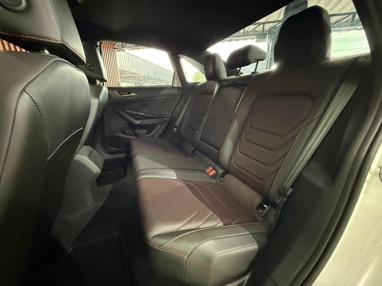 Foto numero 15 do veiculo Volkswagen Jetta /VW  GLI - Branca - 2023/2023