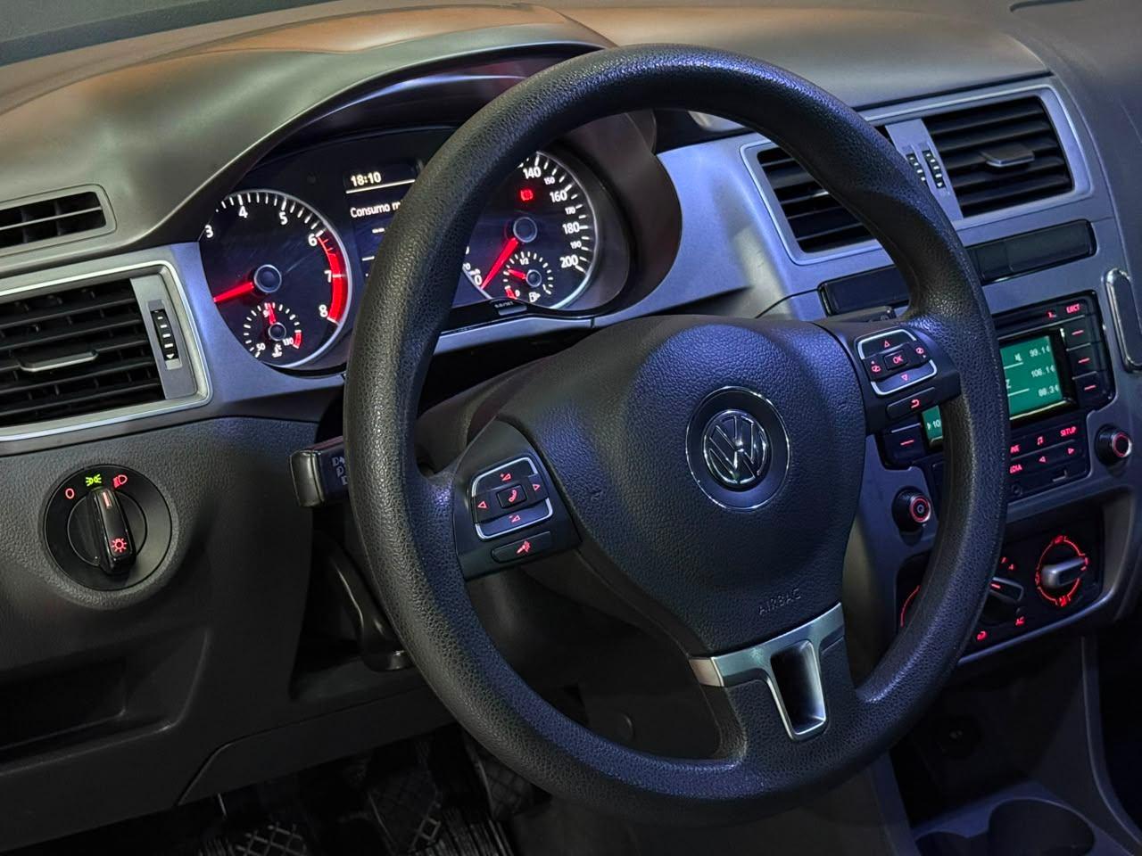 Foto numero 4 do veiculo Volkswagen Fox Trendline 1.0 Flex 8V 5p - Vermelha - 2015/2015