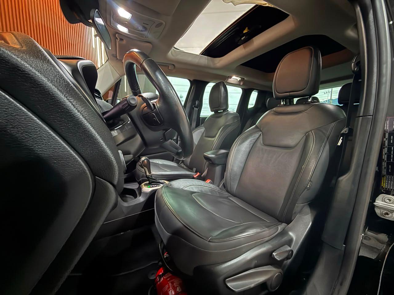 Foto numero 10 do veiculo Jeep Renegade Longitude 1.8 4x2 Flex 16V Aut.  - Preta - 2015/2016