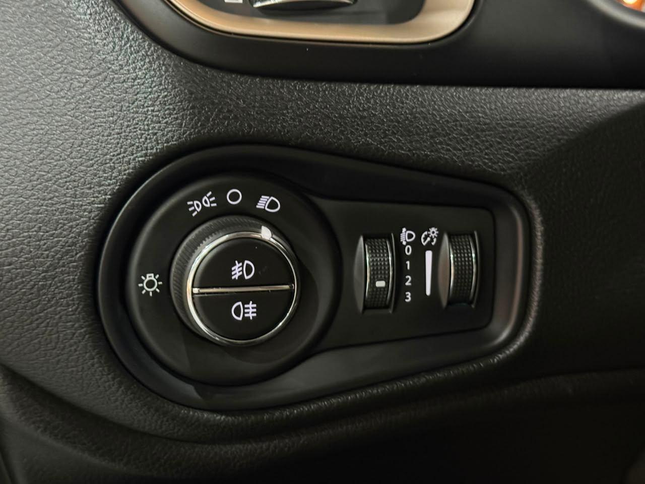 Foto numero 8 do veiculo Jeep Renegade Longitude 1.8 4x2 Flex 16V Aut.  - Preta - 2015/2016