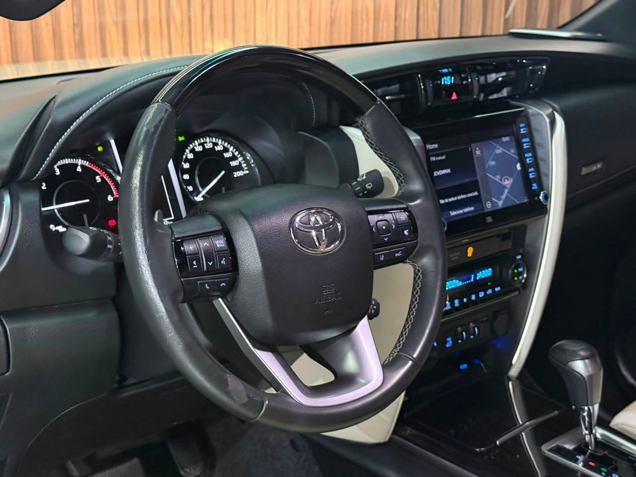 Foto numero 4 do veiculo Toyota Hilux SW4  - Branca - 2022/2022