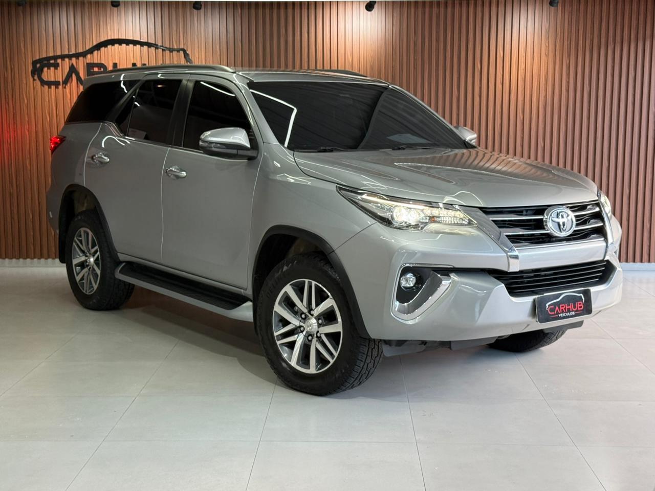 Foto numero 1 do veiculo Toyota Hilux SW4 I/  SWSRXA4FD - Prata - 2018/2019