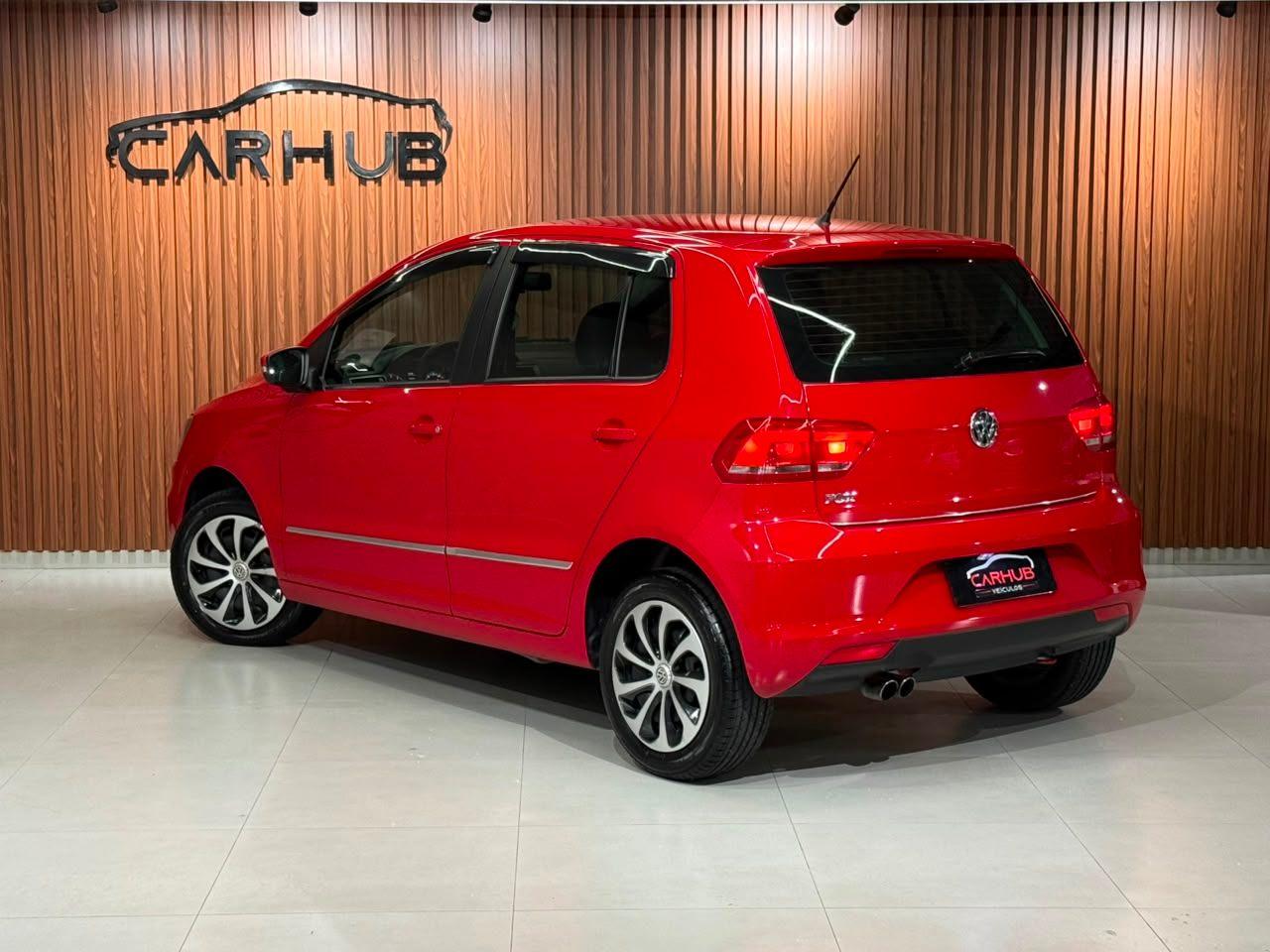 Foto numero 2 do veiculo Volkswagen Fox Trendline 1.0 Flex 8V 5p - Vermelha - 2015/2015