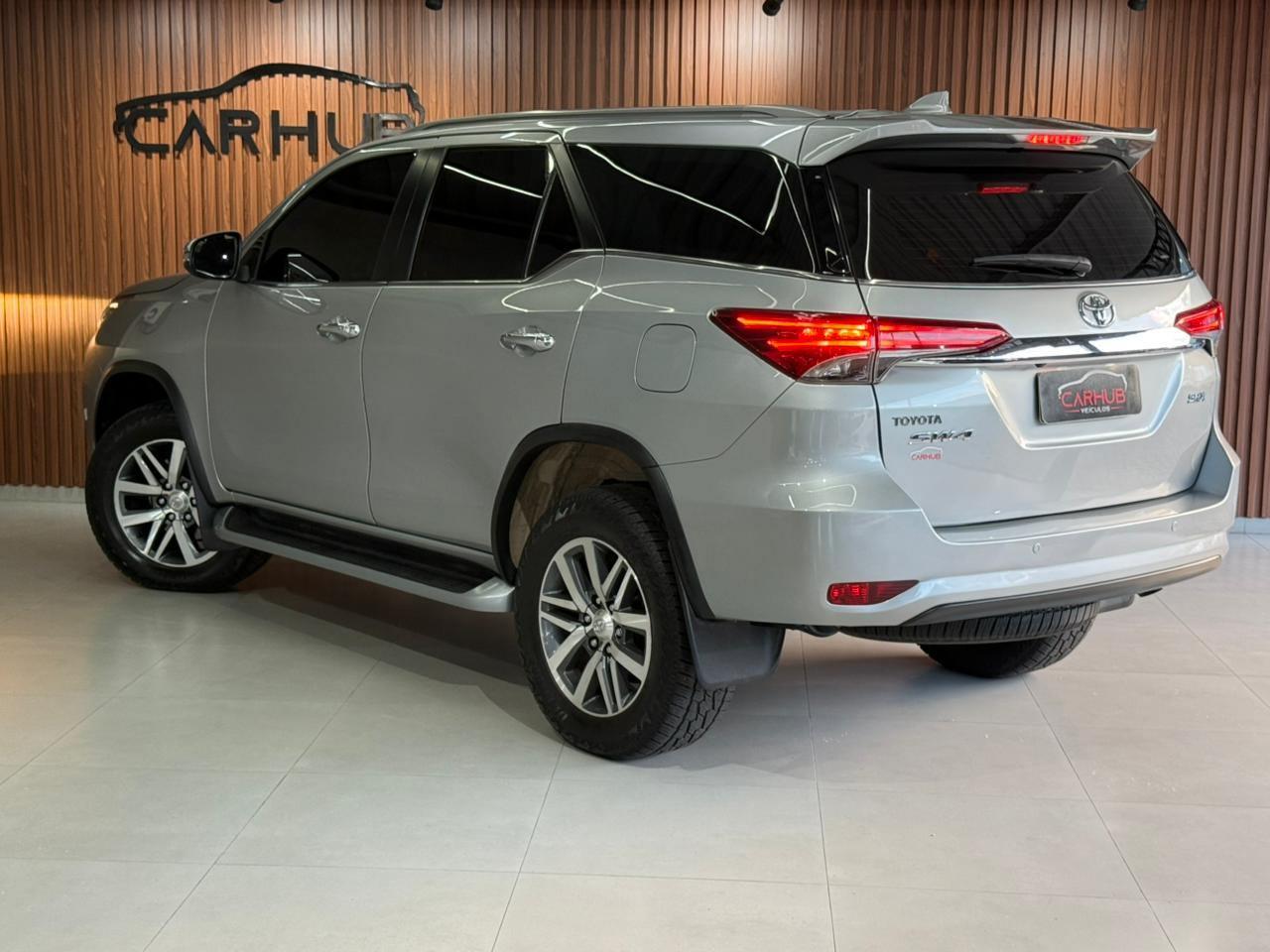 Foto numero 2 do veiculo Toyota Hilux SW4 I/  SWSRXA4FD - Prata - 2018/2019