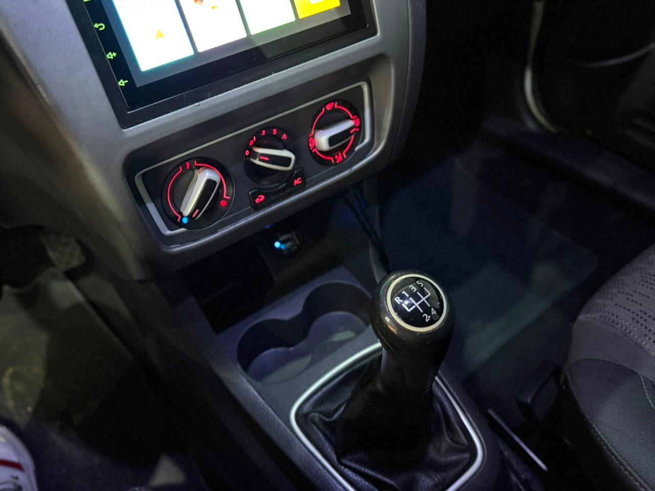 Foto numero 7 do veiculo Volkswagen Fox 1.0 Mi Total Flex 8V 5p  - Branca - 2013/2014