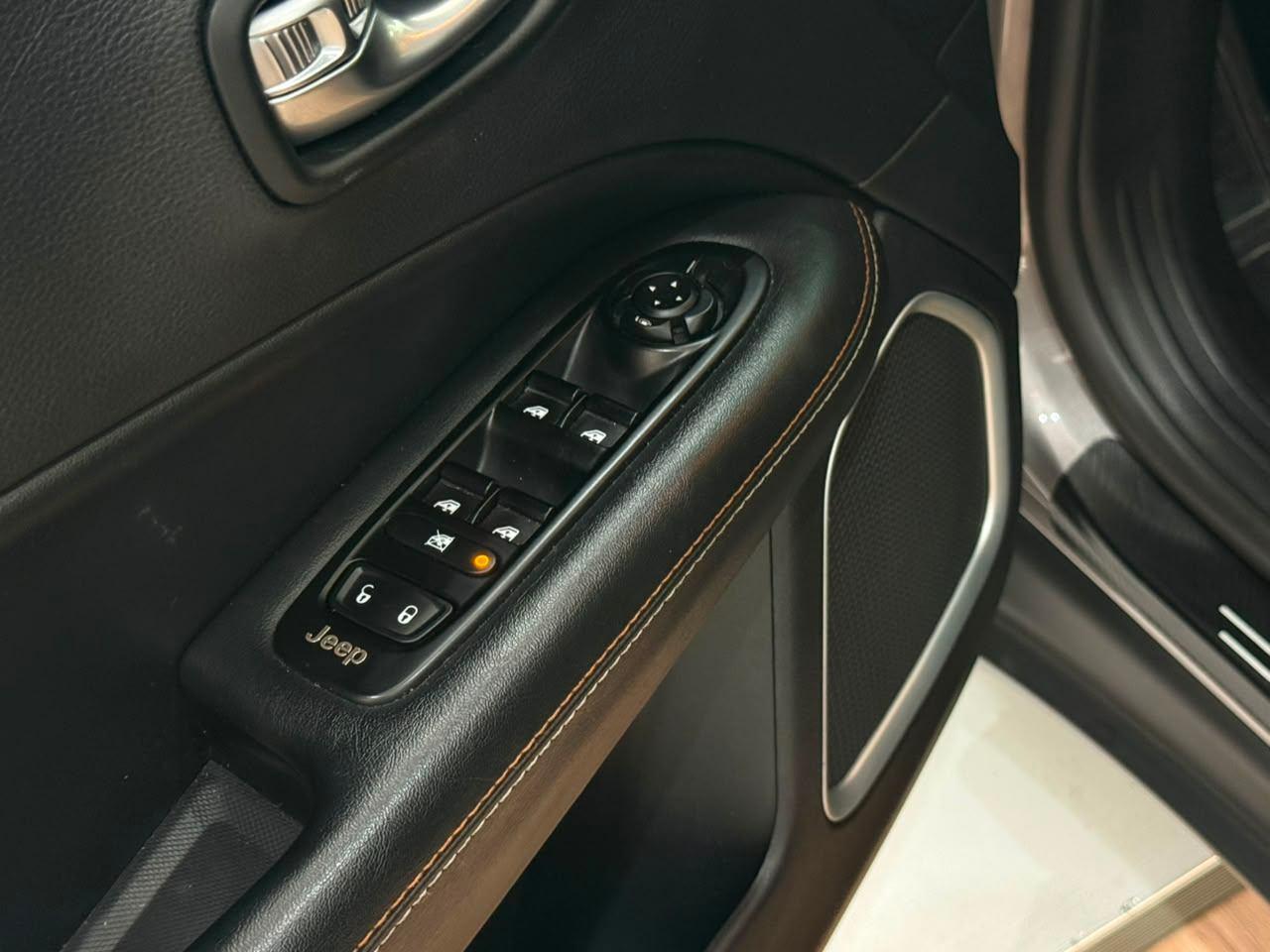 Foto numero 11 do veiculo Jeep Compass LONGITUDE 2.0 4x2 Flex 16V Aut.  - Cinza - 2020/2020