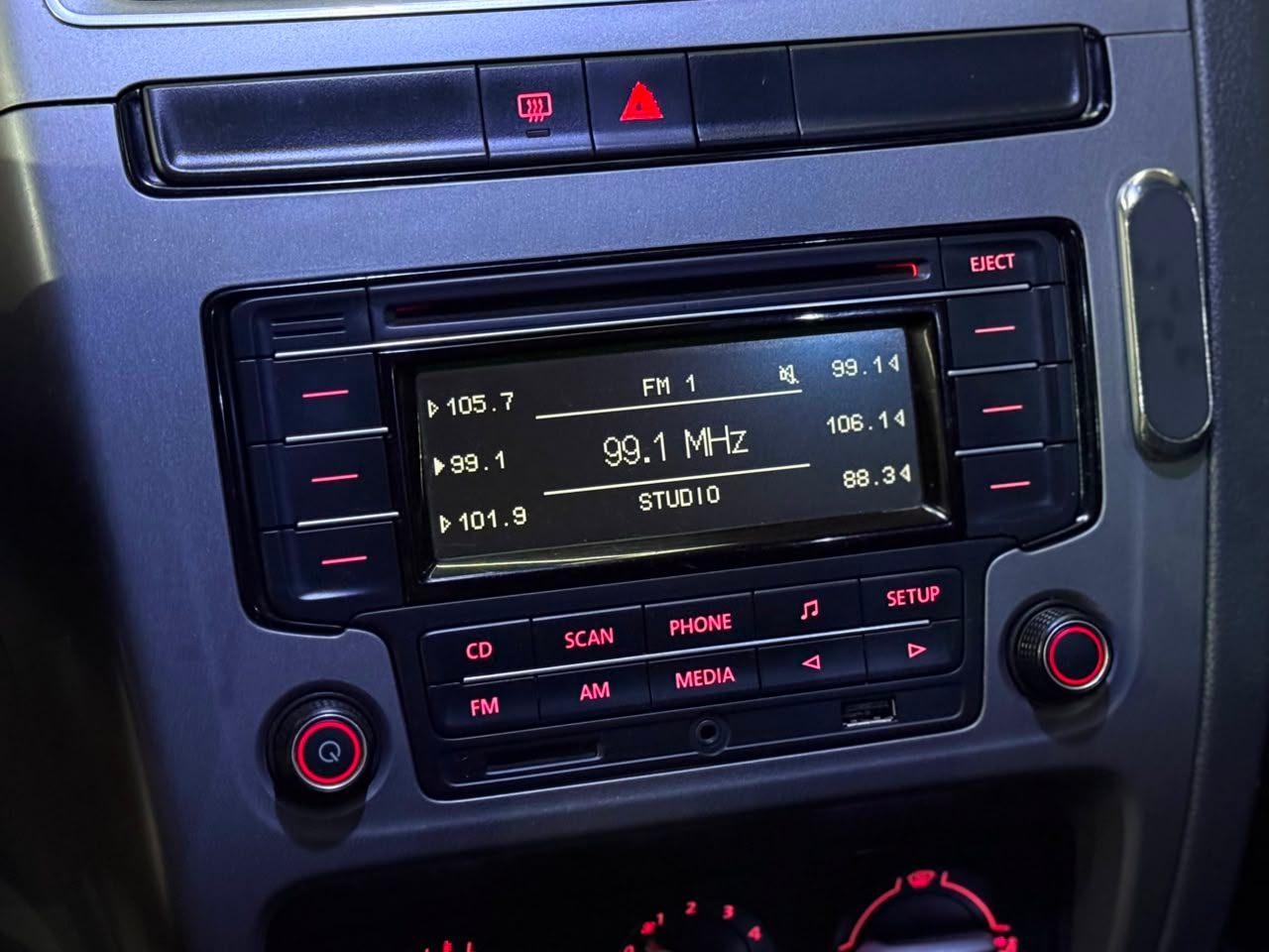 Foto numero 6 do veiculo Volkswagen Fox Trendline 1.0 Flex 8V 5p - Vermelha - 2015/2015