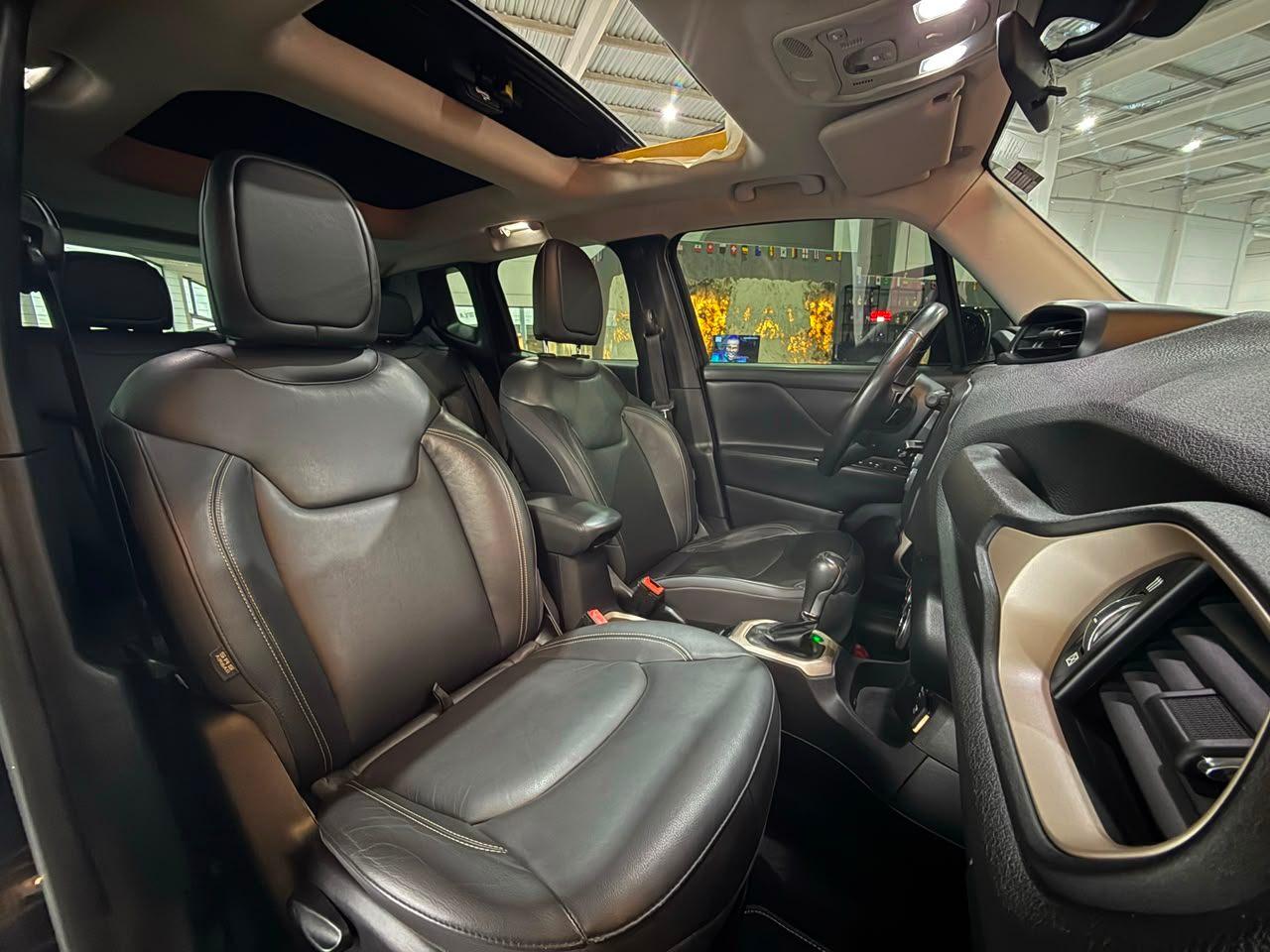 Foto numero 13 do veiculo Jeep Renegade Longitude 1.8 4x2 Flex 16V Aut.  - Preta - 2015/2016