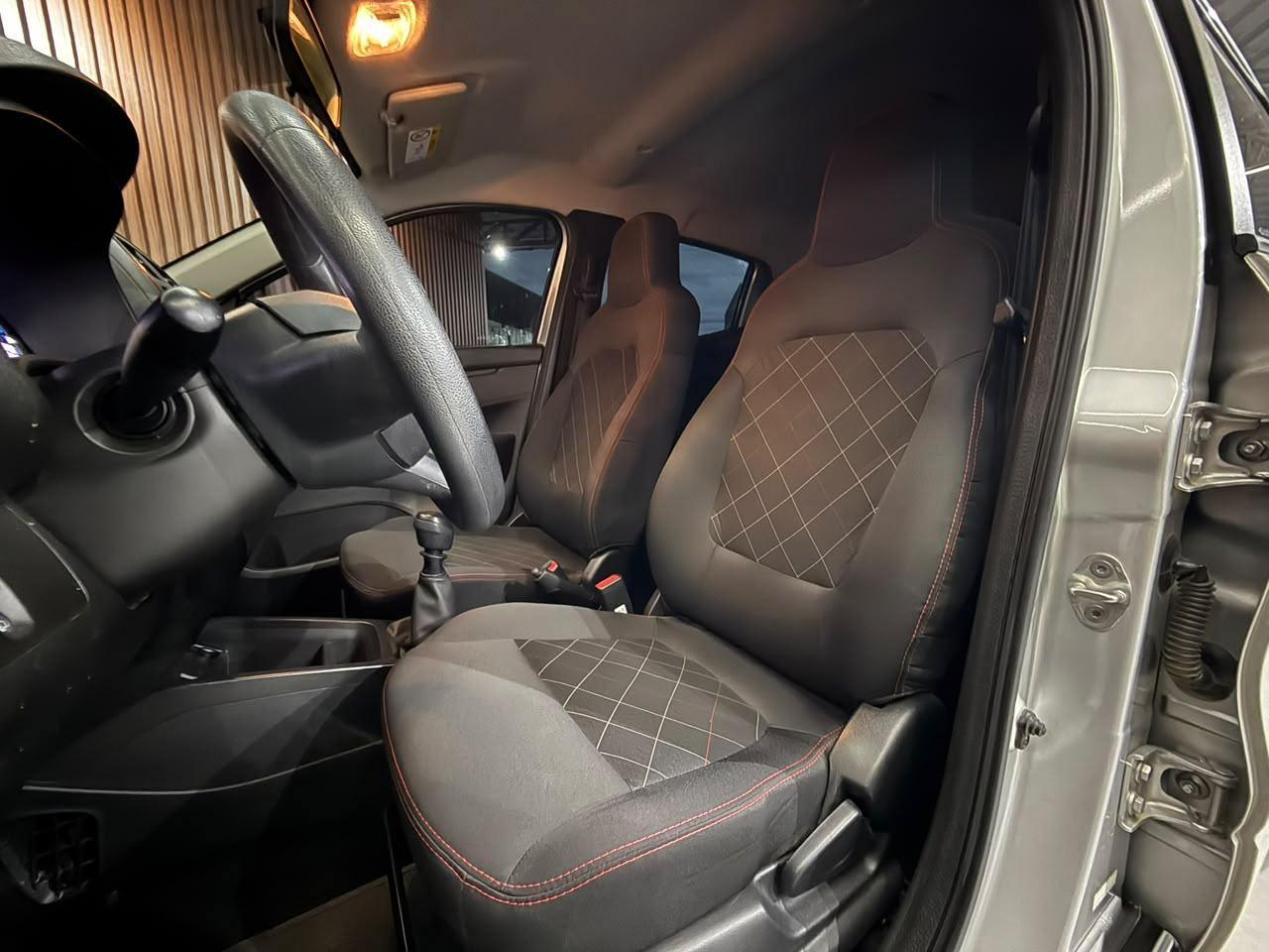 Foto numero 10 do veiculo Renault Kwid Zen 1.0 Flex 12V 5p Mec.  - Prata - 2024/2025