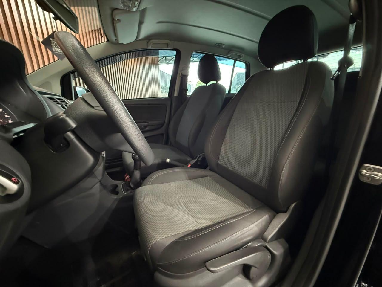 Foto numero 11 do veiculo Volkswagen Fox BLUEMOTION 1.0 Mi Total Flex 12V 5p - Preta - 2014/2014