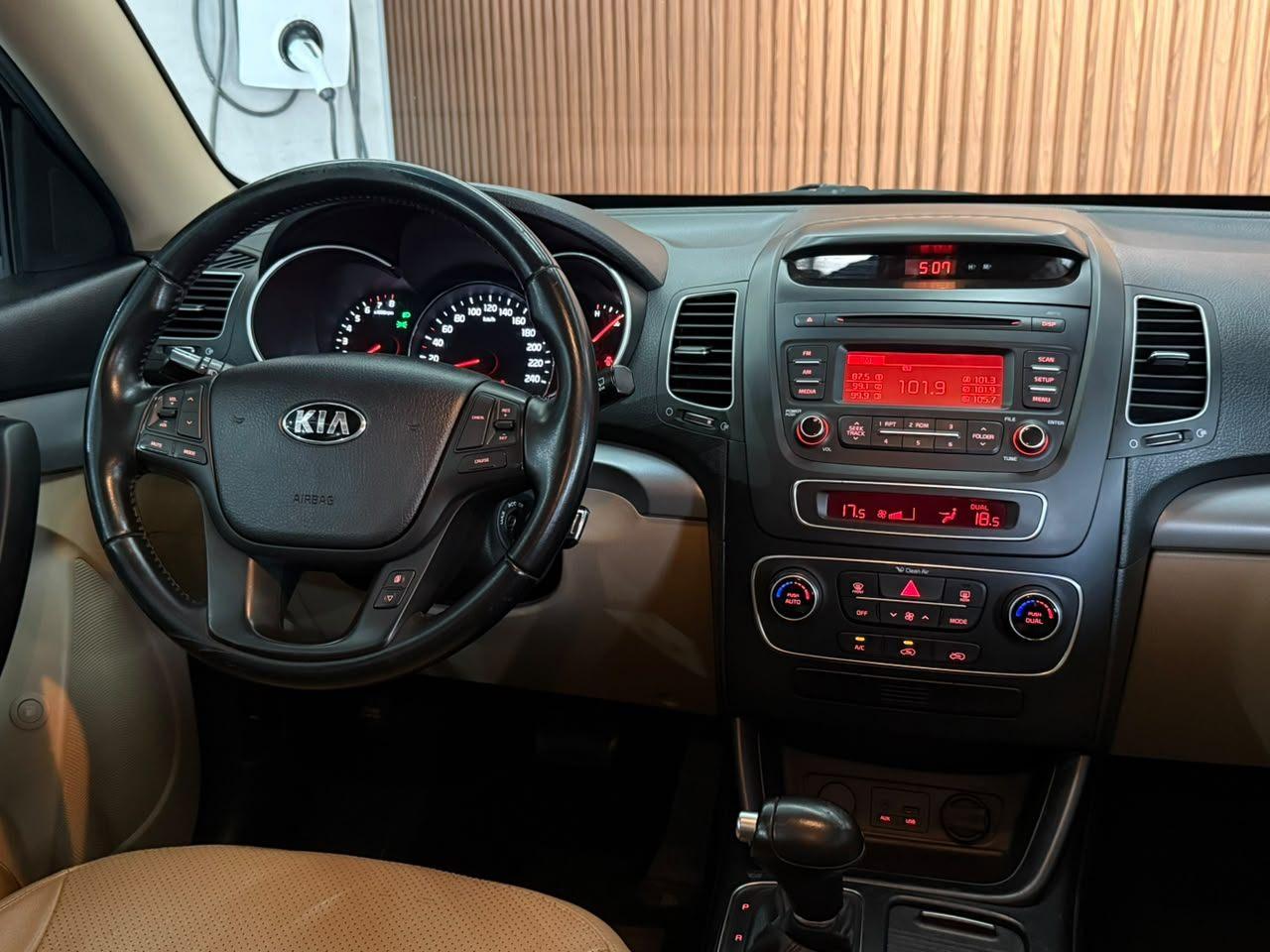Foto numero 14 do veiculo Kia Motors Sorento 2.4 16V 4x2 Aut.  - Preta - 2014/2015