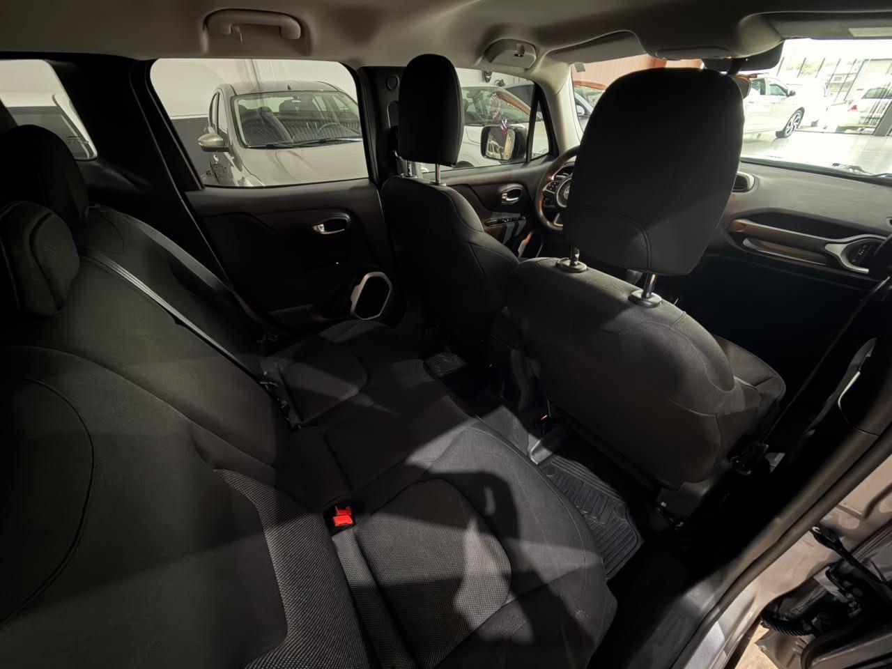 Foto numero 14 do veiculo Jeep Renegade 1.8 AT - Prata - 2019/2020