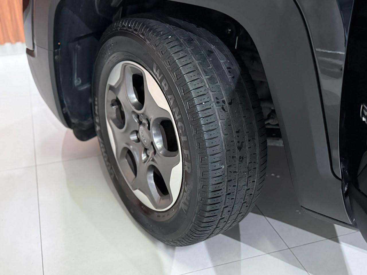 Foto numero 17 do veiculo Jeep Renegade Sport 1.8 4x2 Flex 16V Aut. - Preta - 2015/2016
