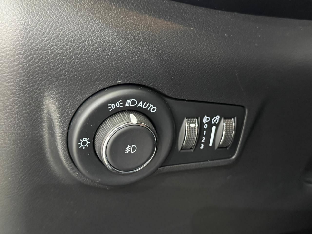 Foto numero 8 do veiculo Jeep Compass LONG TF - Preta - 2022/2023