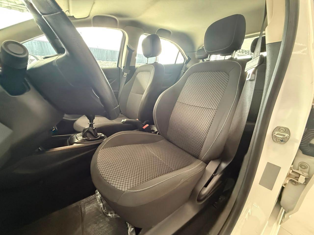 Foto numero 11 do veiculo Chevrolet Onix JOY Hatch 1.0 8V Flex 5p Mec.  - Branca - 2019/2020