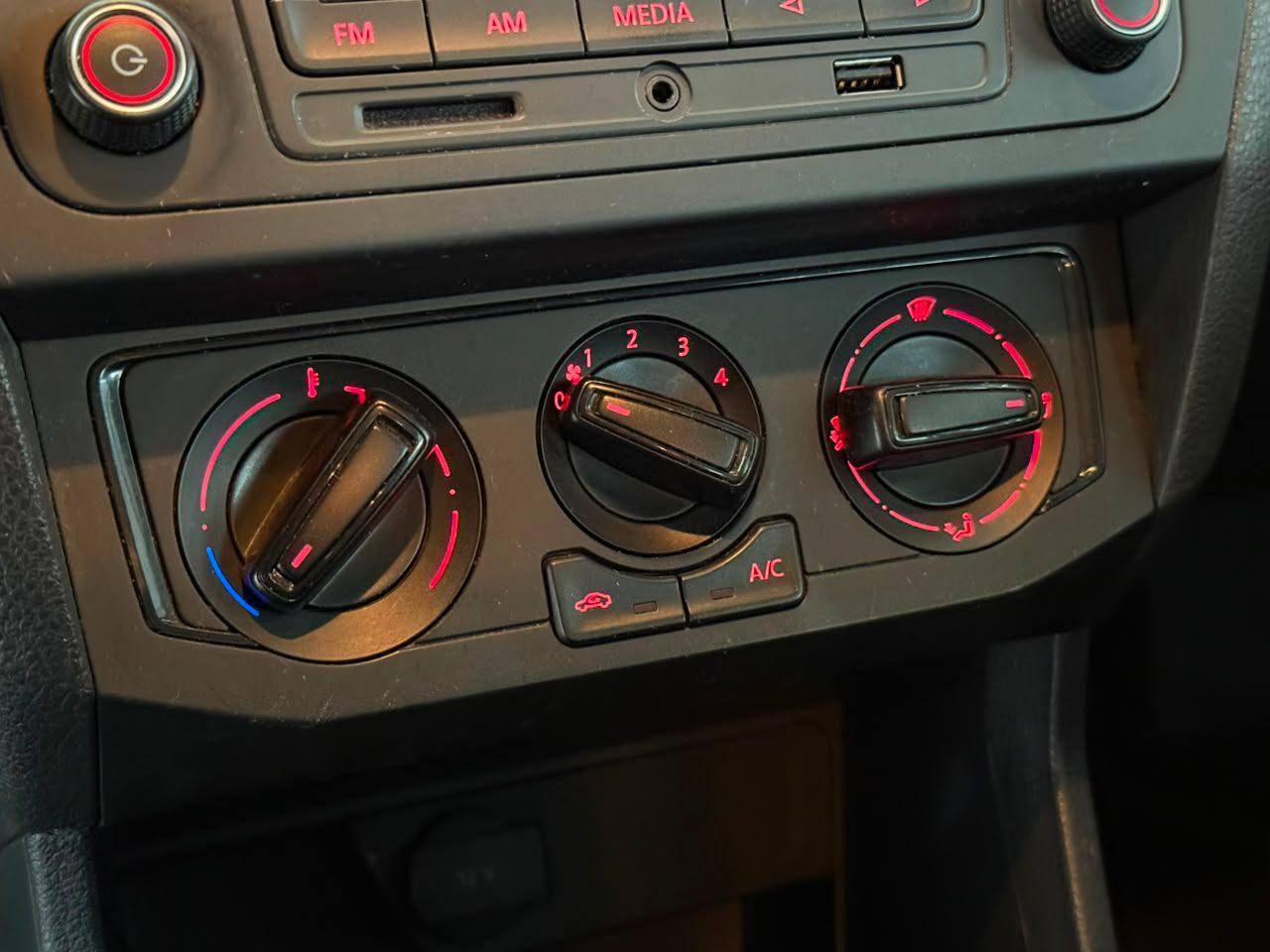 Foto numero 7 do veiculo Volkswagen Voyage 1.0 Flex 12V 4p  - Branca - 2022/2023