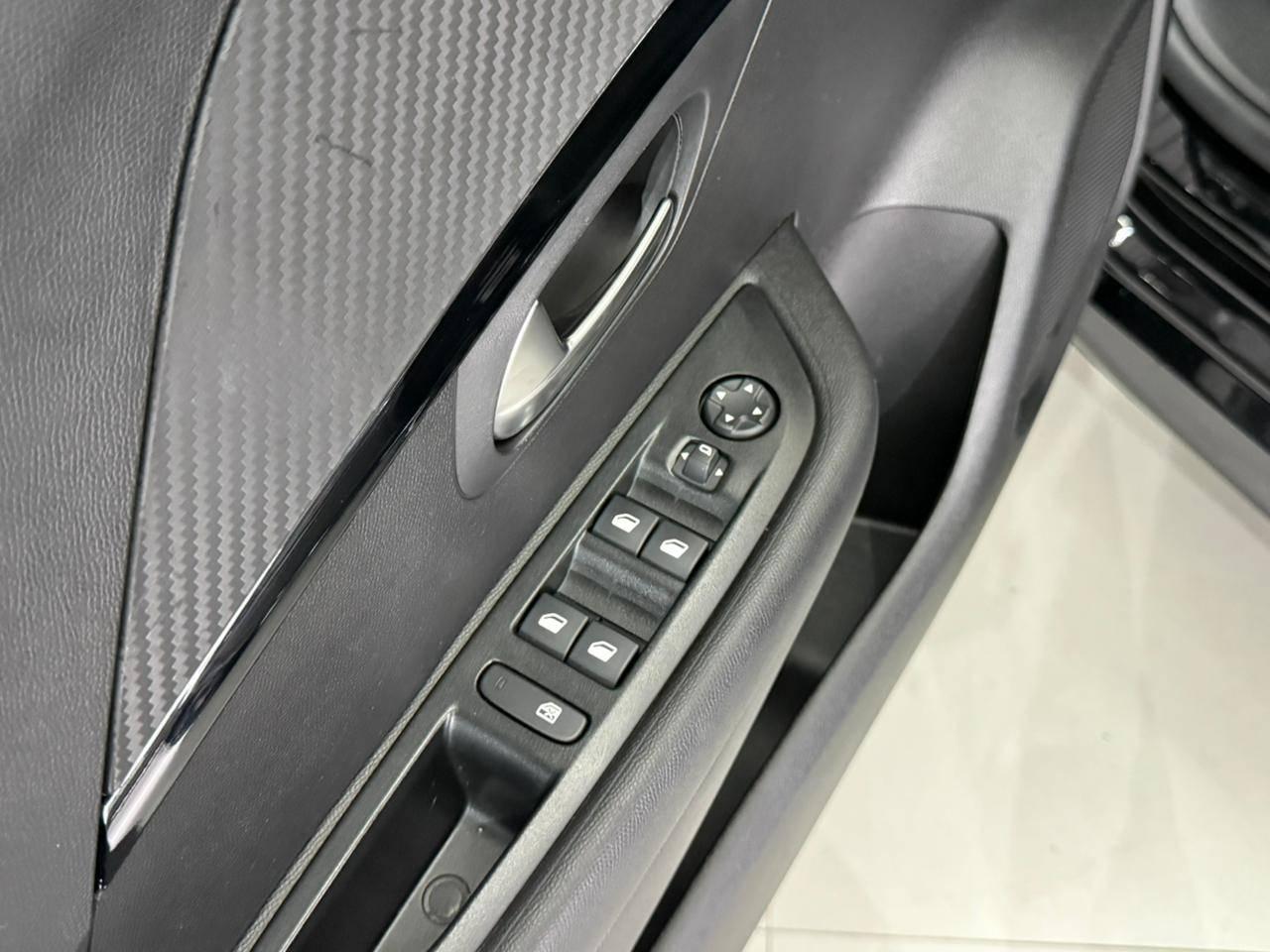 Foto numero 10 do veiculo Peugeot 208 Style /  MT - Preta - 2023/2023