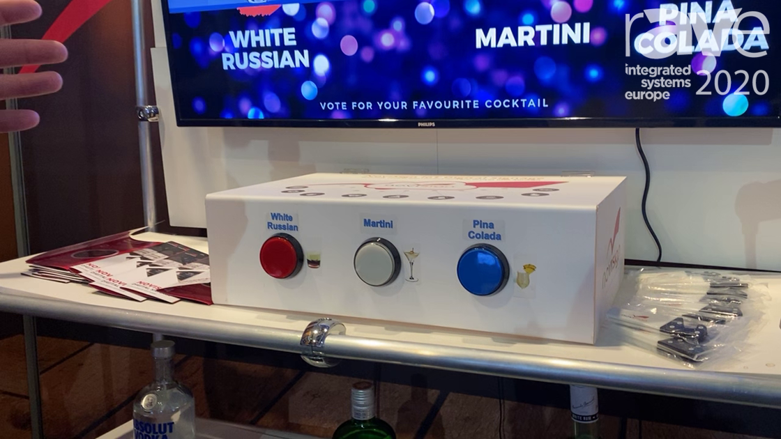 ISE 2020: NoviSign Demos 3-Button Box with Digital Signage Software and Barcode Scanner in German