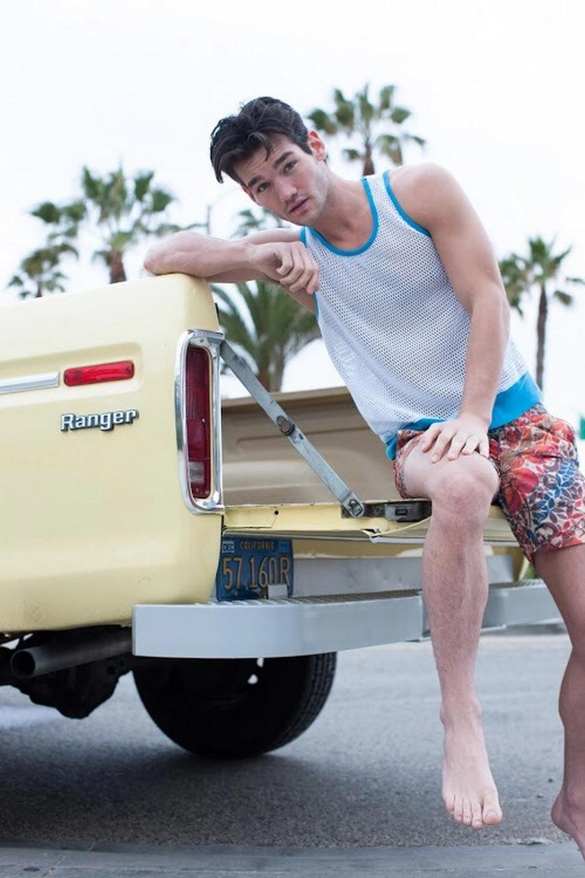 Here are some creative, neutral-toned title options (40–60 characters) with a homoerotic edge:<strong>“Throbbing Bulge Pics: Hot Men Showing Off”</strong>
<strong>“Cock Tease: Shirtless Bulges That Drive You Wild”</strong>
<st