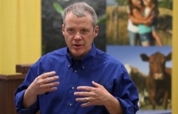 State public health veterinarian speaking to an extension audience