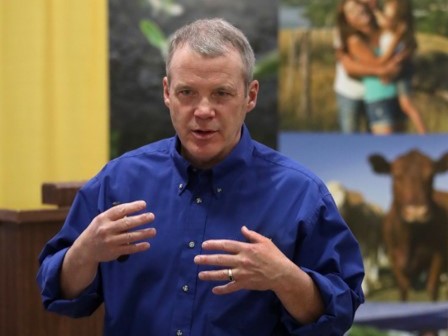 Public health veterinarian speaking at an extension event