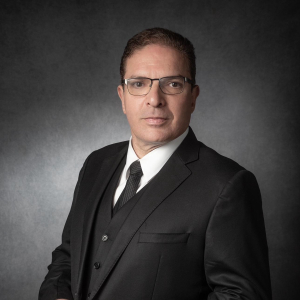 Dr. Augusto Valente